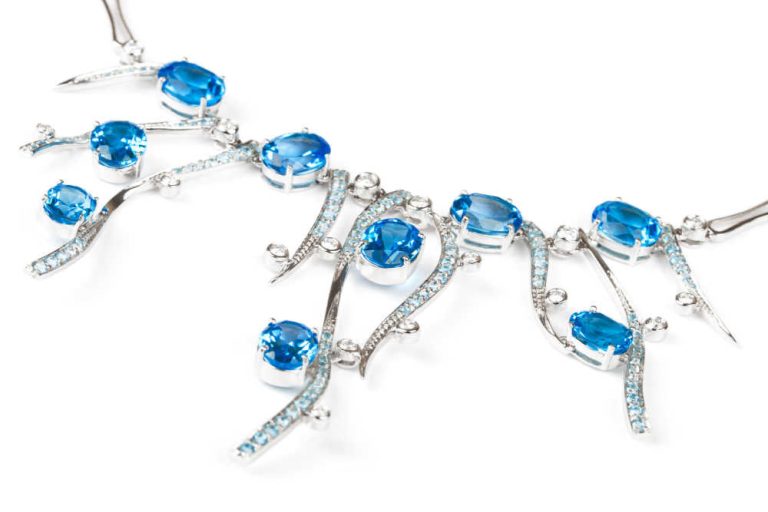 Fashionable necklace with sapphires